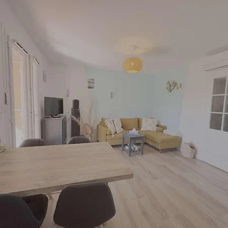 Les Issambres T2 Renove Avec Piscine Et Parking - Fr-1-226-561 *